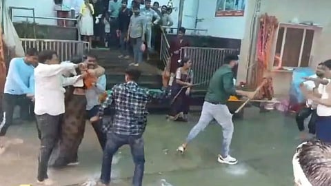 दुकानदारों ने श्रद्धालुओं की पिटाई