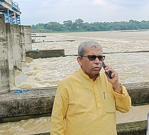मिदनापुर के एनिकेट बांध का परिदर्शन करने पहुुंचे राज्य के मंत्री मानस भुइंया