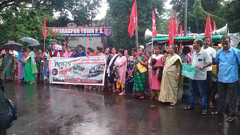 खड़गपुर टाउन थाने के सामने माकपा द्वारा किया जा रहा प्रदर्शन