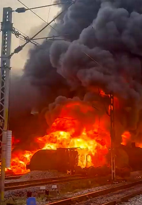 डीजल ले जा रही मालगाड़ी में लगी आग