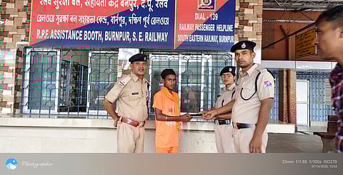 ऑपरेशन अमानत के तहत खोया हुआ मोबाइल फोन मालिक को सौंपा गया
