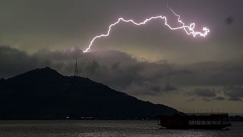 नागराकाटा में तेज आंधी-बारिश से तबाही, हाई मास्ट लाइट गिरा