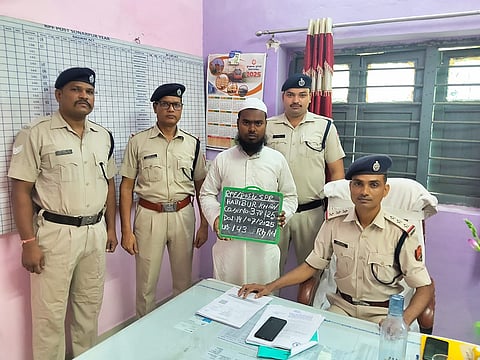 रेलवे पुलिस के अधिकारियों ने अवैध रूप से रेलवे टिकट बेचने के आरोप में गिरफ्तार व्यक्ति को दिखाते हुए