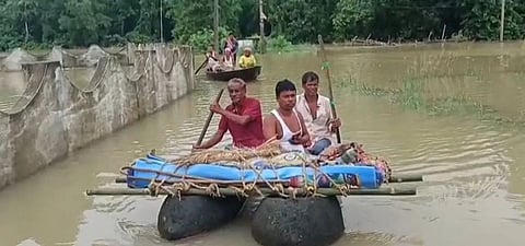 घाटाल में एक नाव पर अंतिम संस्कार के लिए ले जाया जा रहा पार्थिव शरीर