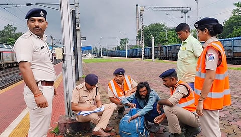 दिनदहाड़े मोबाइल छिनतई के अभियुक्त को किया गया गिरफ्तार