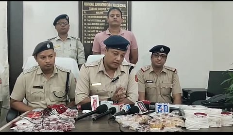 डायमंड हार्बर पुलिस के एडिशनल एसपी जोनल मितुन कुमार दे प्रेस कांफ्रेस को संबोधित करते हुए