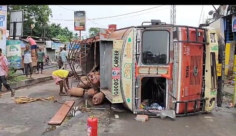 गैस सिलिंडर से भरी लॉरी पलटी