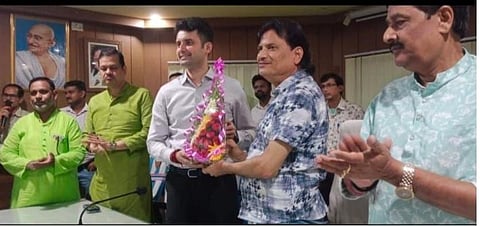 समारोह आयोजित कर निगम कमिश्नर को दी गयी विदायी
