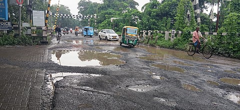 तारातल्ला रोड से गुजरते हुए वाहनों की तस्वीर