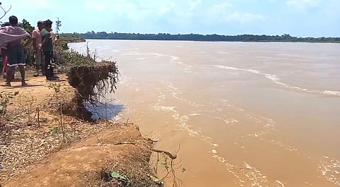 मिदनापुर सदर ब्लॉक में गांव के किनारों को काटती कंसावती नदी