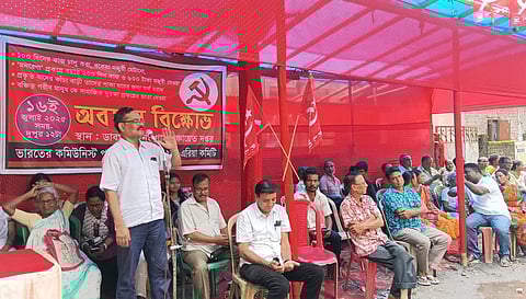 पंचायत कार्यालय में माकपा का धरना प्रदर्शन