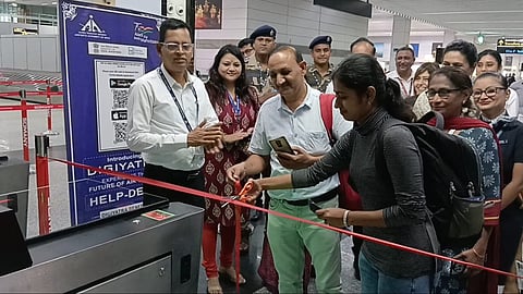 कोलकाता एयरपोर्ट पर डीजी यात्रा सुविधा का उद्घाटन करते यात्री, साथ में हैं एयरपोर्ट डायरेक्टर डॉ. पी