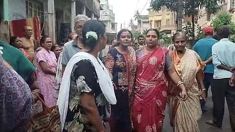 घायल पूर्वा आश को अस्पताल ले जाती हुईं स्थानीय महिलाएं