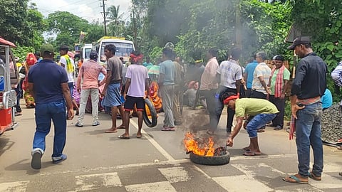 खराब सड़क के खिलाफ राज्य मार्ग पर टायर जलाकर किया जा रहा पथ अवरोध