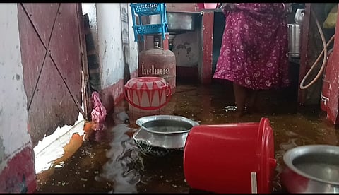 महेशतल्ला के सुकदेवपुर में एक घर के अंदर जलजमाव के कारण बाल्टी और बर्तन तैरता हुआ