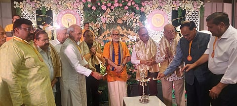 कलकत्ता पिंजरापोल सोसाइटी की तीन दिवसीय विलक्षण गो-संस्कार कथा के उद्घाटन के दौरान मौजूद पं. विजय शंकर मेहता, दिलीप चौधरी, सजन कुमार बंसल, राधेश्याम गोयनका, रमेश कुमार सरावगी, पवन कुमार टिबड़ेवाला व अन्य