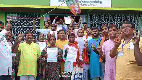 एगरा में समवाय समिति के चुनाव में जीत के खुशी मनाते भाजपा के कर्मी समर्थक