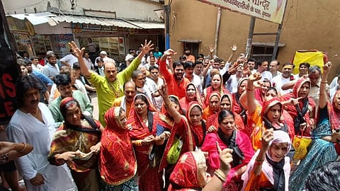 महिलाओं ने काले दुपट्टे लहराते हुए जमकर नारेबाजी की