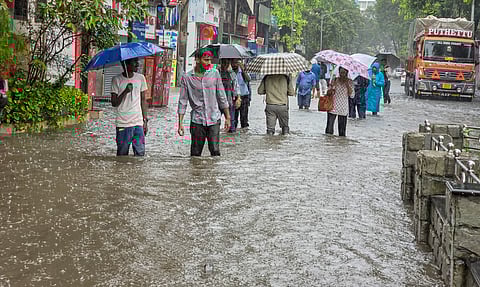 मुंबई में भारी बारिश के कारण जलजमाव की स्थिति