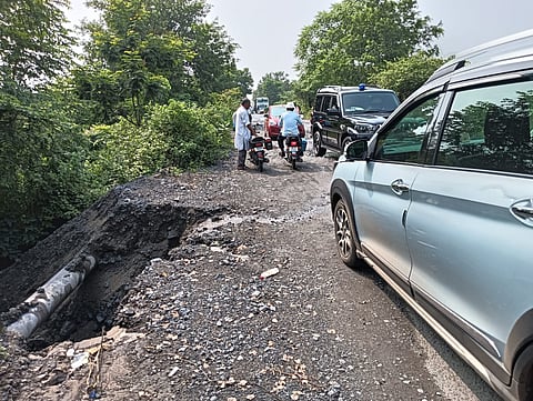 बदहाल इस्को रोड पर जान जोखिम में लेकर गुजरते हैं वाहन ड्राइवर