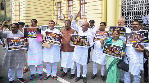 विपक्ष के सदस्यों का प्रदर्शन