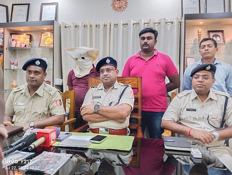 लाखों की धोखाधड़ी के आरोप में नोएडा से व्यक्ति गिरफ्तार