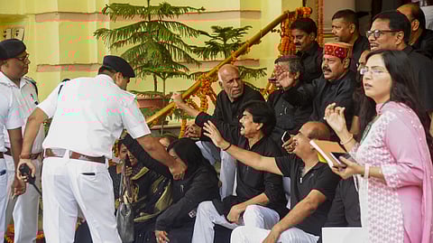 विपक्षी नेता काले कपड़ों में विधानसभा पहुंचे