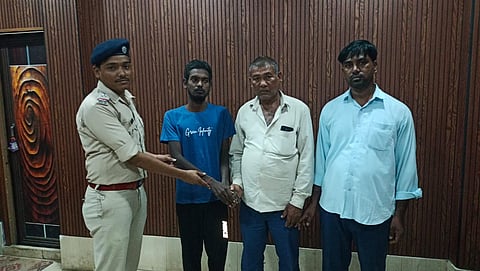 पुलिस ने बिहार के शिक्षक को परिजनों से मिलवाया