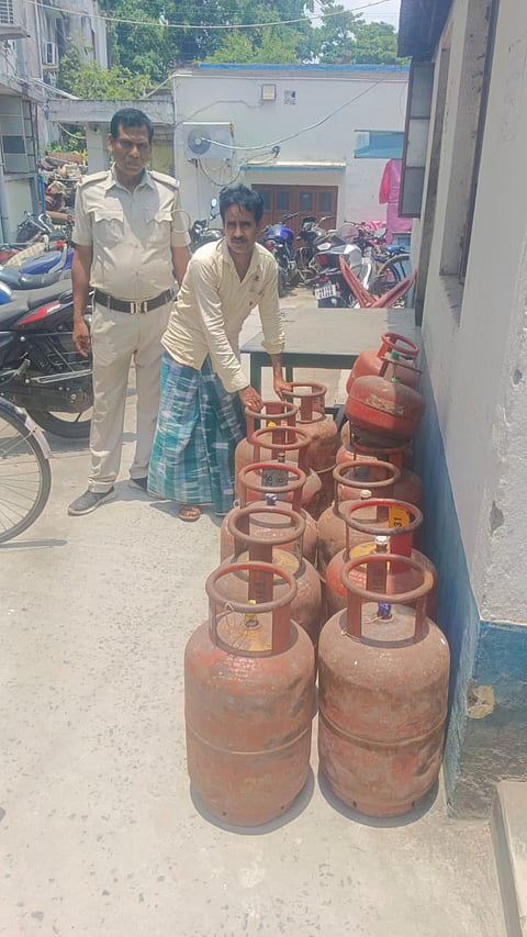 अवैध गैस रिफिलिंग के आरोप में व्यक्ति गिरफ्तार