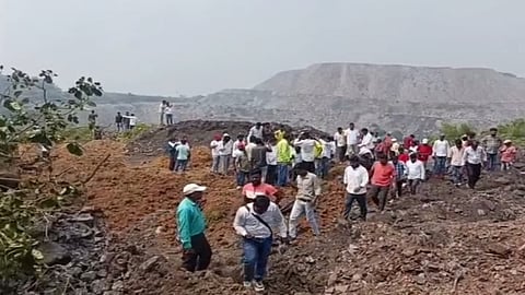 बंद पड़ी खदान में फंसे खनिकों को बचाने की मांग
