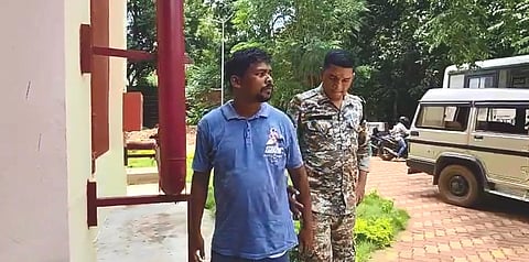शिक्षकों को मारने पीटने की धमकी देने के आरोप में गिरफ्तार अभियुक्त को ले जाती पुलिस