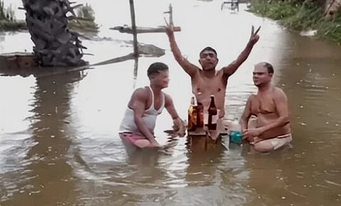पानी के बीच बैठकर शराब पीता भाजपा का एक पंचायत सदस्य