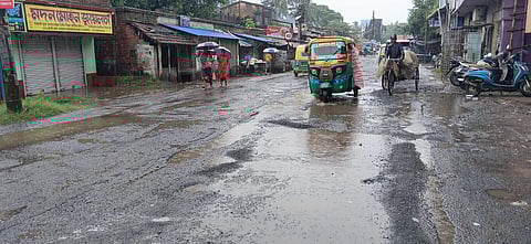 बदहाल बजबज ट्रंक रोड से गुजरते हुए वाहनों की तस्वीर