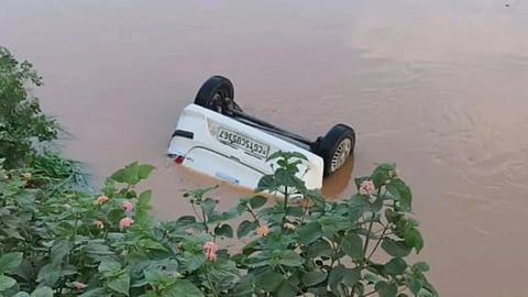 खाई में गिरी कार