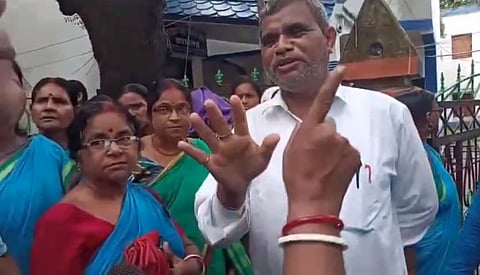 राज्य के मंत्री श्रीकांत महतो का घेराव करतीं आंगनबाड़ी कार्यकर्ताएं