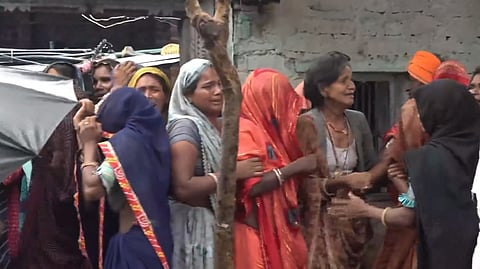 झालावाड़ स्कूल हादसे में अपने बच्चों को खोने पर बिलखती हुईं महिलाएं