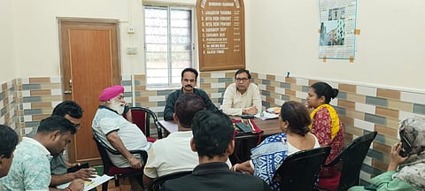 बूथ की समस्या को लेकर पार्षदों के साथ बोरो 4 में की गई बैठक