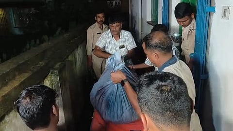 पुलिस घर के अंदर से वृद्ध महिला का जला हुआ शव बरामद कर ले जाती हुईं