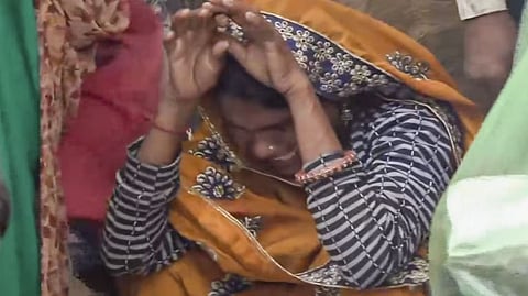 मां की रोते हुए तस्वीर