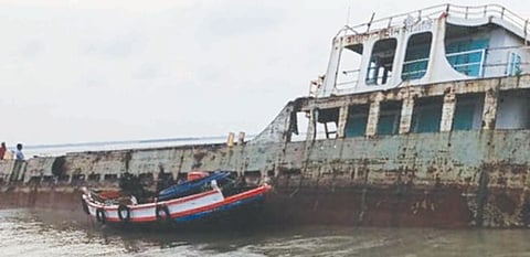 एमवी. शोहन मालती जहाज से 350 मेट्रिक टन फ्लाई ऐश निकाला गया