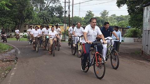 साइकिल चलाना तनाव और चिंता को कम करने में मदद करता है - कमांडेंट