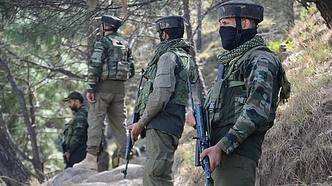 अंबे नाल से सटे इलाके को घेरकर बैठे सुरक्षाबल