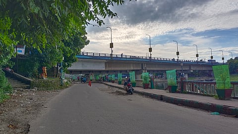 Broken roads along the Mahananda river