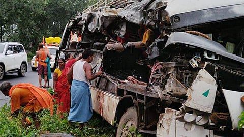 हादसे में क्षतिग्रस्त बस