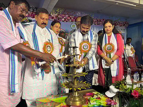 वन व भूमि के कर्माध्क्ष मुक्तार शेख दीप प्रज्ज्वलित कर कार्यक्रम का उद्घाटन करते हुए, साथ में हैं जिला परिषद की कर्माध्क्ष निलीमा मिस्त्री विशाल व अन्य
