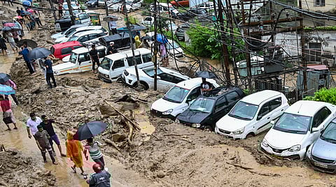 मंडी में बादल फटने से आई अचानक बाढ़ के मलबे में फंसी गाडियां