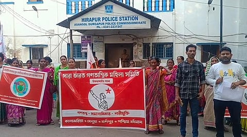 शराब और जुआ बंद कराने के लिए हीरापुर थाने के सामने किया गया प्रदर्शन