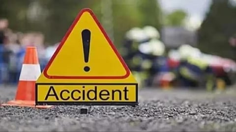 सड़क दुर्घटना में बच्ची की मौत, 2 घायल