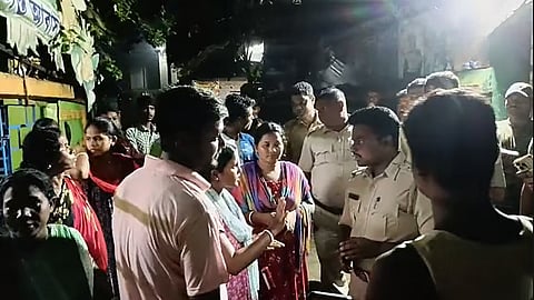 पांशकुड़ा में एक होस्टल के शौचालय से छात्रा का शव बरामद होने के बाद विरोध प्रदर्शन करते लोग