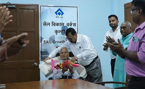 सेल ग्रोथ वर्क्स कुल्टी प्रबंधन ने कथाकार संजीव को किया सम्मानित